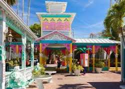 There are plenty of other attractions on the islan There are plenty of other attractions on the island. This includes the Garden of the Groves, Taino beach, the popular Lucaya marketplace, fortune beac